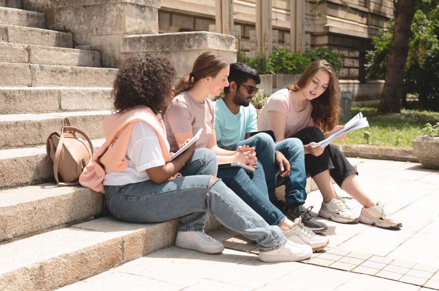 Étudiants travaillant ensemble sur un projet de montage vidéo collaboratif